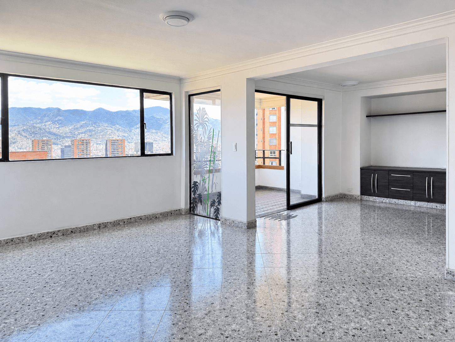 A 188m² Castropol three-bedroom at 4.26M COP per m², with the views Castropol is named for.