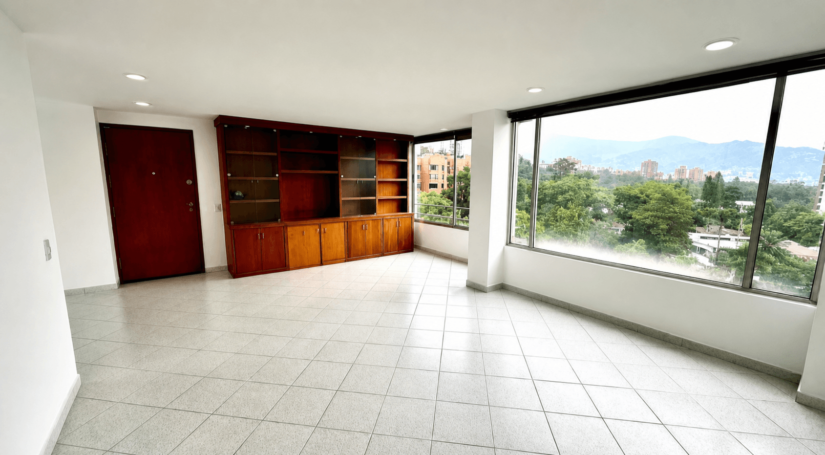 A 108m² above the valley in El Poblado, listed at 700M, priced for its bones not its finishes.